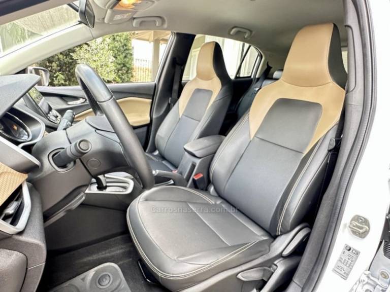 CHEVROLET - ONIX - 2020/2020 - Branca - R$ 71.900,00